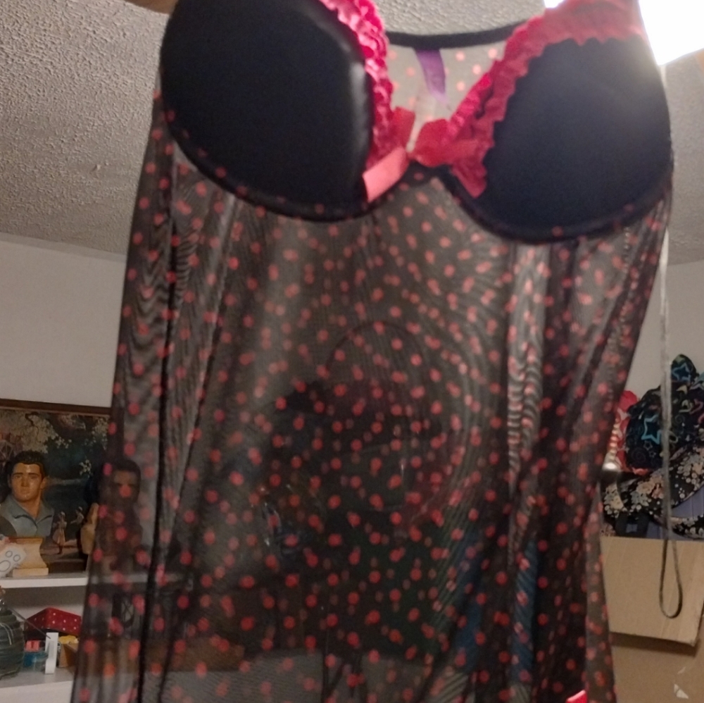 Lingerie - Picture 2 of 3